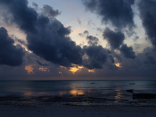 Sonnenaufgang, Sonnenuntergang bei Traumkulisse und Fernweh am einsamen Strand auf Sansibar, Fischerboote und Horizont im Hintergrund