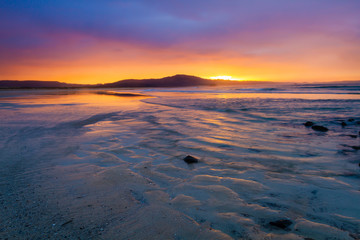 Amanecer colorido en la playa de  Ladeira