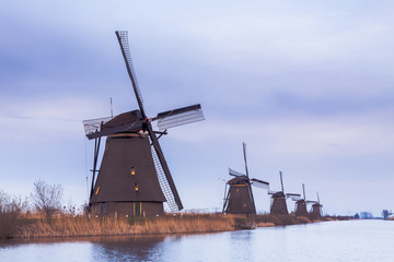 Molinos de Kinderkijk bajo el cielo