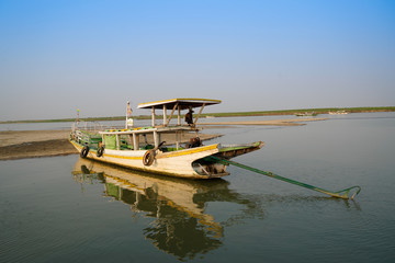 Barca sul fiume in Birmania - 332117958