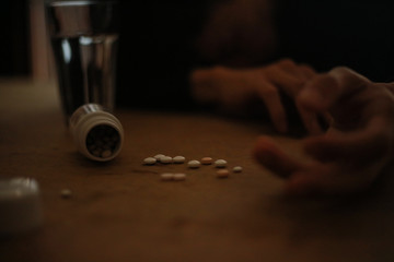 薬物多量摂取　イメージ