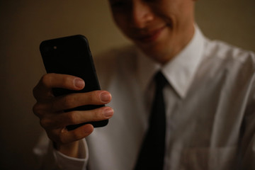 スマートフォンを操作する男性　詐欺イメージ