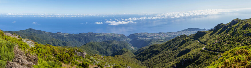 Fototapeta na wymiar Blick vom Pico Ruivo nach San Jorge