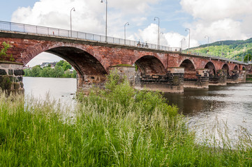 Fototapeta premium Trier, Römerbrücke, Mosel, Fluss, Moselbrücke, Brücke, Flussschifffahrt, Rheinland-Pfalz, Frühling, Deutschland