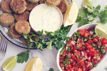 Falafel con salsa y ensalada de tomate