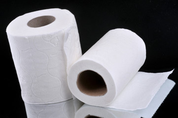 Rouleaux de papier toilette sur fond noir