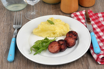Assiette de purée de pommes de terre et saucisse 