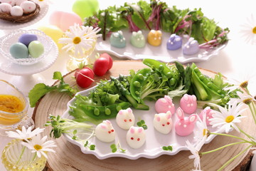 イースターサラダ　うずらのゆで卵ゆでのうさぎ
