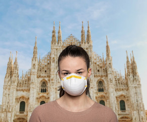 Corona - COVID 19 - Dom Mailand Italien - Frau mit Schutzmaske