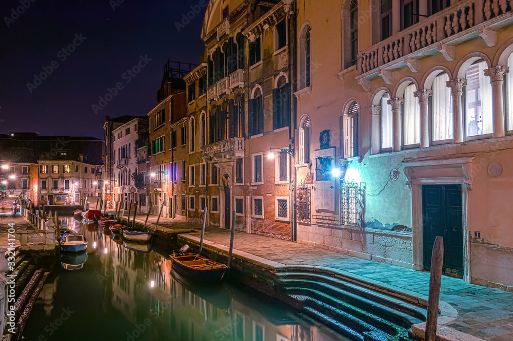 Wall mural narrow canal and historic buildings in venice at night