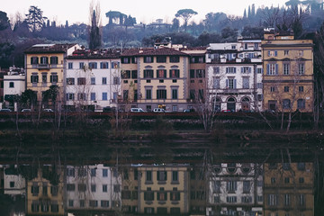 Fototapeta na wymiar Façades de bâtiments et reflet dans le fleuve de Florence, Italie