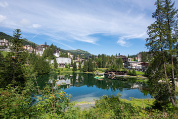 Fototapeta premium Strandbad Untersee in Arosa im Kanton Graubünden / Schweiz