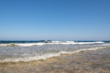 Fototapeta na wymiar Scenic view of seascape with waves on coral seashore 