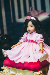 Jolie poupée avec une robe rose
