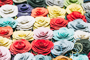 Décoration avec des roses multicolores en cuir