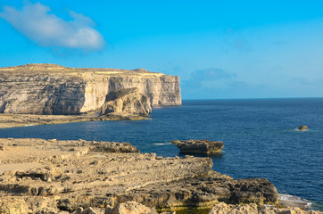 Wybrzeże Malty klif nad morzem śródziemnym