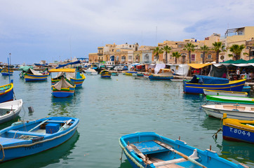 Fototapeta na wymiar Krajobraz nadmorski z widokiem na port w Marsaxlokk Malta