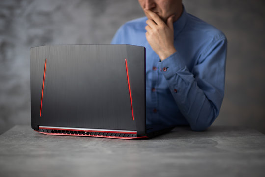 Mężczyzna laptop