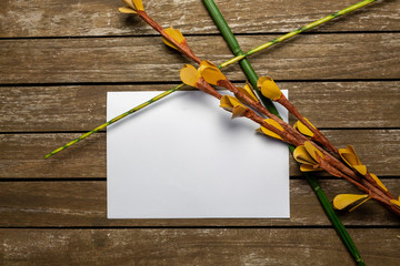 Weißes Papier für Notiz auf Holztisch mit Deko