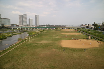 Fototapeta premium Wokół rzeki Tama w pobliżu stacji Futakotamagawa