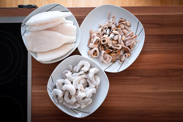 Meeresfrüchte, Shrimps, Kalamari, Tomatensauce © Michael