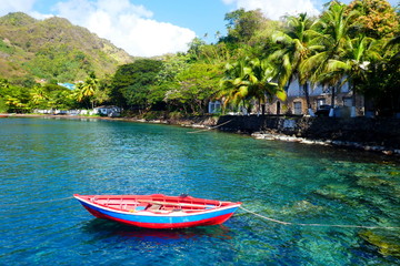 Fototapeta na wymiar Küsten Portrait am Drehort von Fluch der Karibik mit rotem Boot, Wallilabou Bay