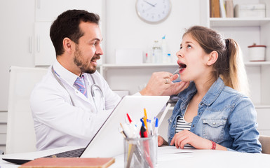 Obraz premium Doctor and girl with sore throat