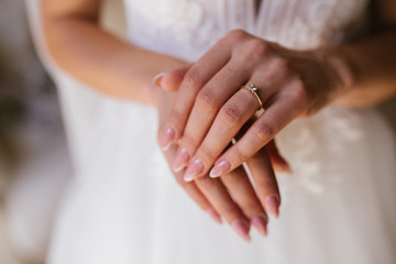 Obraz na płótnie Canvas Gold wedding rings are on the bride's hand