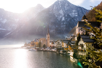 Fototapeta premium Najpiękniejsza wioska Hallstatt zimą w austriackich Alpach w podświetleniu