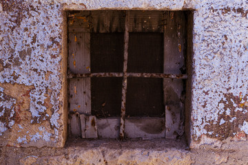 antigua ventana con rejas metálicas