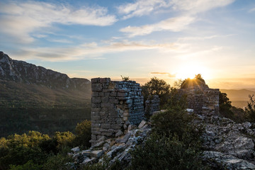 Coucher de soleil sur les ruines du château de la montagne d'Hortus (Occitanie, France)