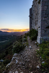 Coucher de soleil sur les ruines du château de la montagne d'Hortus (Occitanie, France)