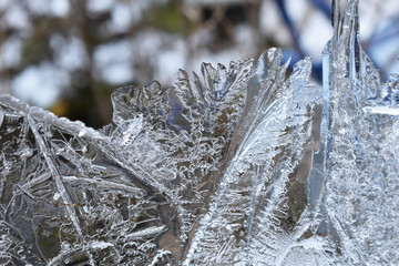 natürliche Eisskulptur mit zarten Eisstrukturen, Weihnachten mit eleganter Grußkarte