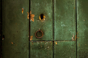 Antiguo portal en madera y metal con cerradura