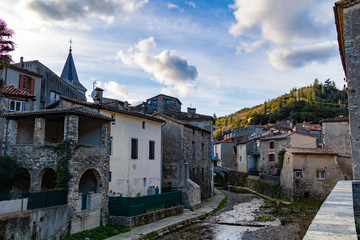 Fototapeta na wymiar Village de Saint-Laurent-le-Minier, dans les Cévennes, traversé par une petite rivière.
