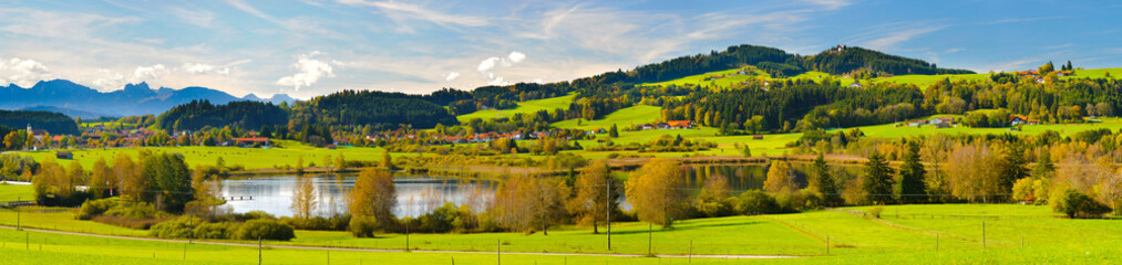 Panorama Landschaft in Bayern mit See und Berge im Allgäu