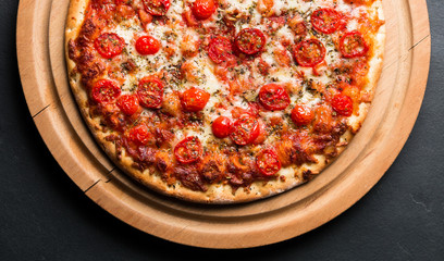 A delicious pizza with tomatoes.