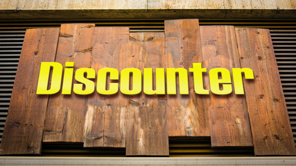 Street Sign to Discounter