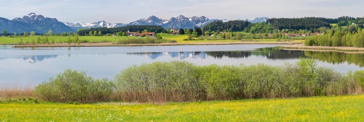 Panorama Landschaft in Bayern mit See und Berge im Allgäu