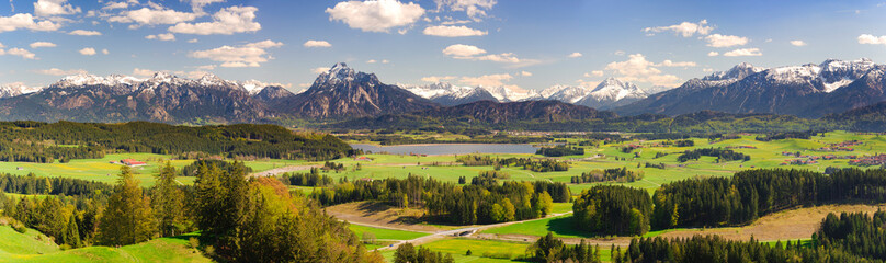 Fototapeta na wymiar Panorama Landschaft in Bayern mit See und Berge im Allgäu
