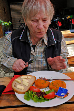 seniorin hinter vesperteller