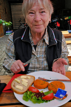 seniorin hinter vesperteller
