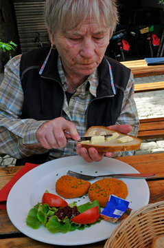 seniorin hinter vesperteller