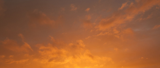 Bannière arrière-plan de ciel jaune et orange au coucher de soleil 