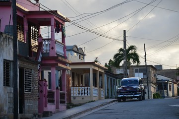 Obraz premium Empty street in Cuba on a cloudy day