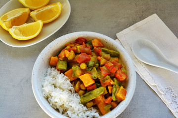  Veganes Süßkartoffel-Kichererbsen-Curry mit Zuckerschoten und  Reis auf hellem Hintergrund