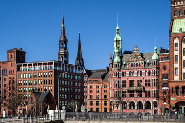 Fototapeta premium Hamburg Turmsilhouette Speicherstadt sonnig entzerrt