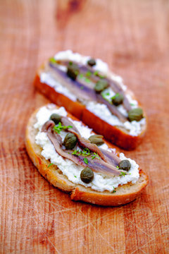 Crostini mit Sardellen, Kapern und Ricotta