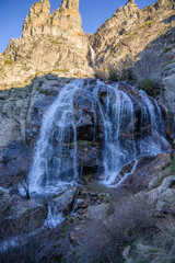 Fototapeta na wymiar Awaterfall in a rocky mountña