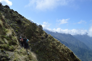 Fototapeta na wymiar Wandergruppe in den Bergen, am Hang im Himalaya auf schmalem Pfad